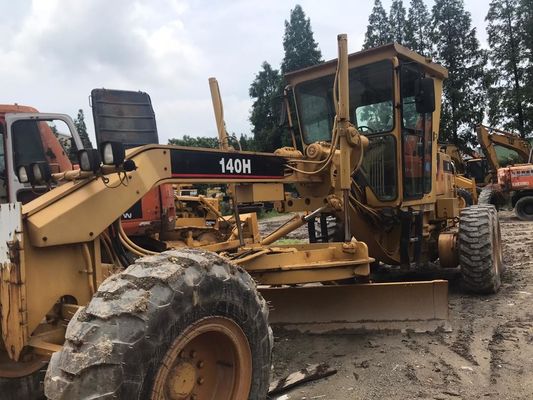 Digunakan CAT 140H Motor Grader presisi tinggi dengan gerakan pisau yang dapat disesuaikan
