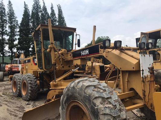 Digunakan CAT 140H Motor Grader presisi tinggi dengan gerakan pisau yang dapat disesuaikan