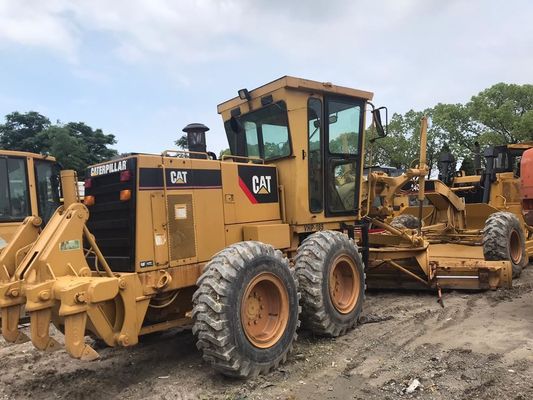 Digunakan CAT 140H Motor Grader presisi tinggi dengan gerakan pisau yang dapat disesuaikan