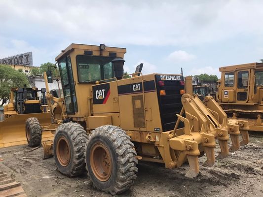 Digunakan CAT 140H Motor Grader presisi tinggi dengan gerakan pisau yang dapat disesuaikan