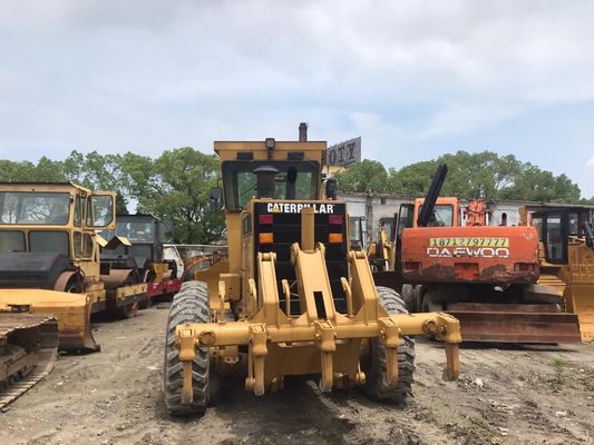Digunakan CAT 140H Motor Grader presisi tinggi dengan gerakan pisau yang dapat disesuaikan