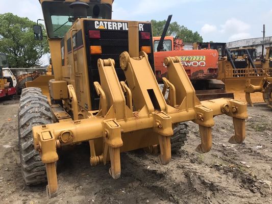 Digunakan CAT 140H Motor Grader presisi tinggi dengan gerakan pisau yang dapat disesuaikan