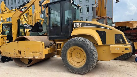 Warna asli digunakan Caterpillar CS-683E Single Drum Road Roller Dalam kondisi yang sangat baik