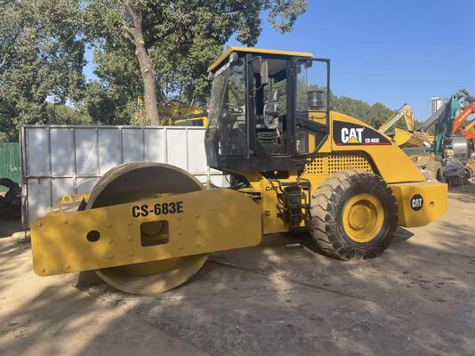 Original Jepang digunakan Caterpillar CS-683E Single Drum Road Roller Dalam kondisi yang sangat baik