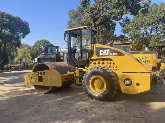 Original Jepang digunakan Caterpillar CS-683E Single Drum Road Roller Dalam kondisi yang sangat baik
