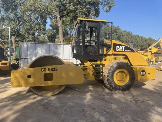 Original Jepang digunakan Caterpillar CS-683E Single Drum Road Roller Dalam kondisi yang sangat baik