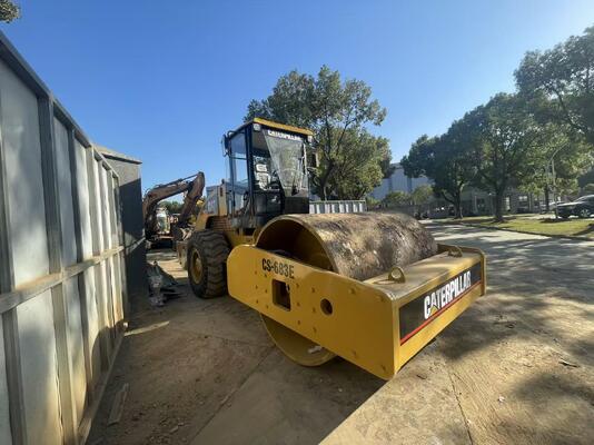 Original Jepang digunakan Caterpillar CS-683E Single Drum Road Roller Dalam kondisi yang sangat baik